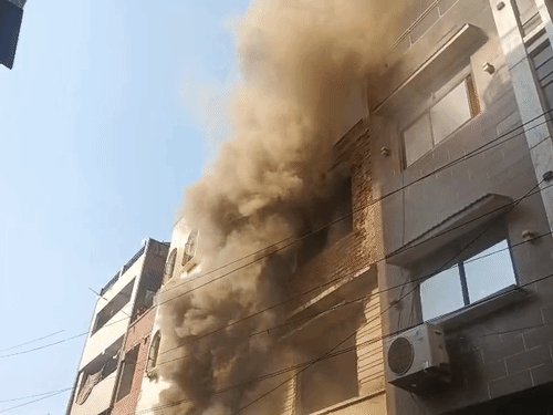 बाबूपुरवा में साइकिल गद्दी के कारखाने में भीषण आग:दो मंजिला मकान तक पहुंची आग की लपटें, फायर ब्रिगेड की चार गाड़ियां मौके पर