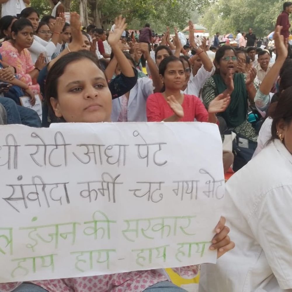 लखनऊ में NHM कर्मियों का बड़ा प्रदर्शन:परमानेंट करने की मांग को लेकर 75 जिलों के कर्मचारी जुटे, ईको गार्डन में धरना