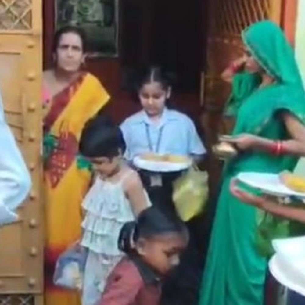 कानपुर में कन्या पूजन आयोजित:चरण धोकर लगाया रोली तिलक, हलवा पूरी खिलाकर लिया आशीर्वाद