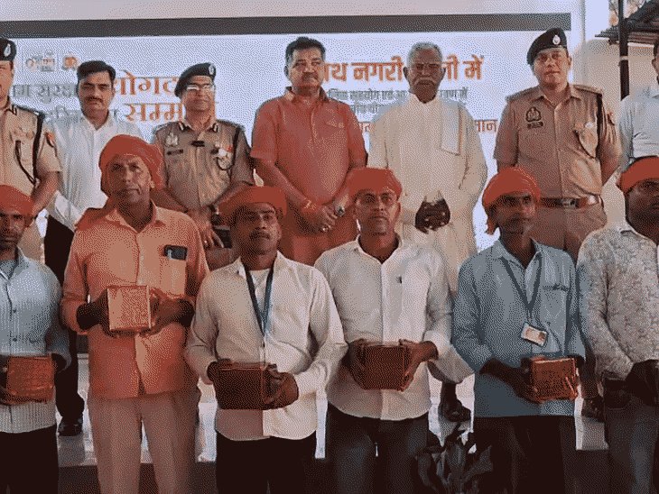 गोरखपुर पुलिस लाइन में ग्राम प्रहरी और महिला पुलिसकर्मी सम्मानित:हर महीने 1000 रुपए ज्यादा मिलेंगे; 5 लाख तक कैशलेस इलाज का ऐलान