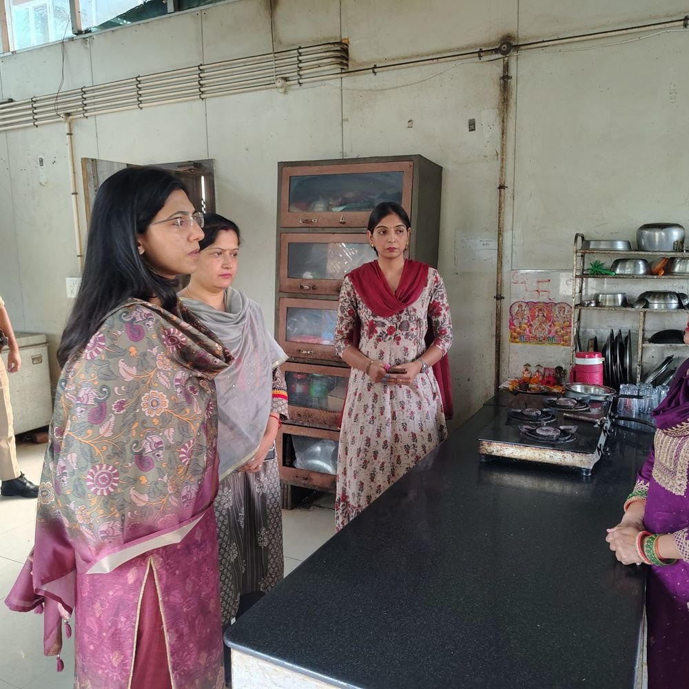 बरेली में सीडीओ ने वन स्टॉप सेंटर का निरीक्षण किया:खाने की क्वालिटी और रिकॉर्ड जांचे, पीड़िताओं से बात भी की