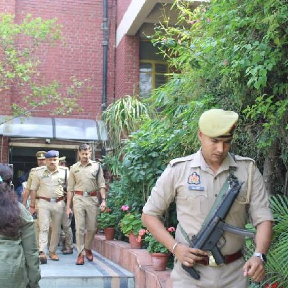 नोएडा के 5 स्कूलों को बम से उड़ाने की धमकी:ई मेल की हो रही जांच, चेकिंग में कुछ नहीं निकला, पहले भी आ चुके मेल