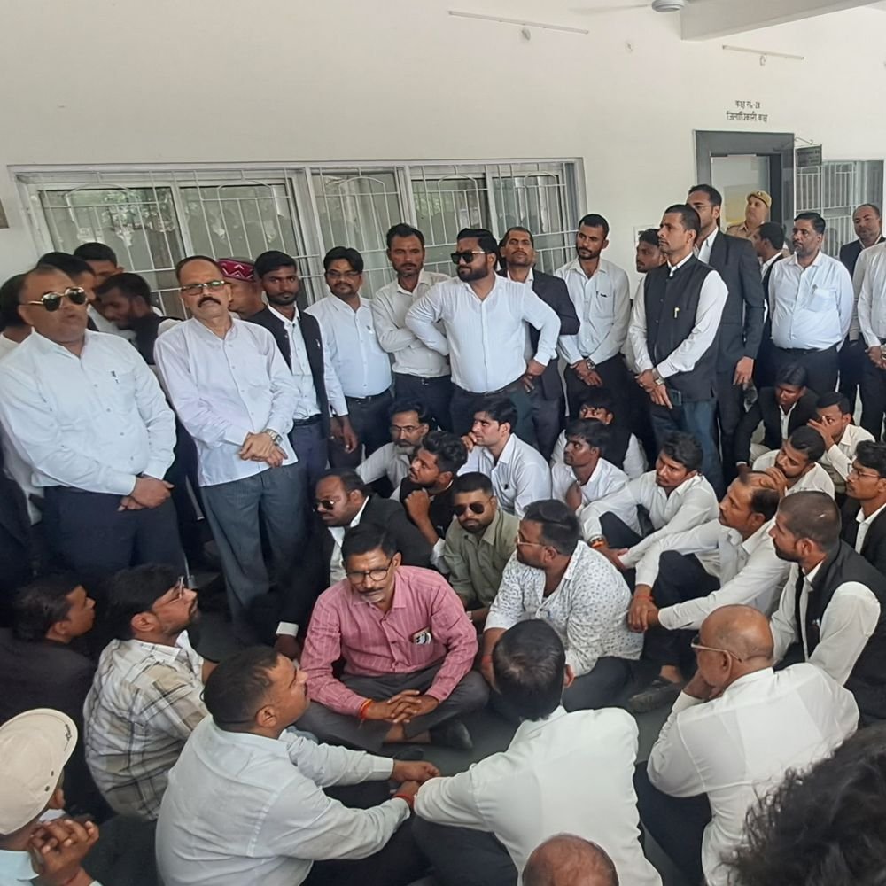 बलरामपुर में अधिवक्ताओं का प्रदर्शन, धरने पर बैठे:ज्ञापन लेने के बजाय डीएम के चले जाने का आरोप, माफी मांगने की मांग