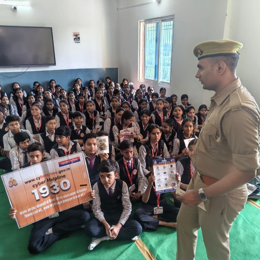 छात्रों को साइबर अपराधों से बचाव के तरीके बताए:जालौन में पुलिस टीम ने महिला सुरक्षा और हेल्पलाइन नंबरों की भी जानकारी दी