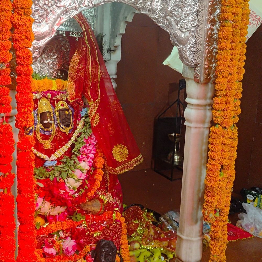 देवरिया में सुबह 4 बजे से मंदिरों में उमड़े भक्त:मां शैलपुत्री के दर्शन कर मांगी सुख-समृद्धि, देवरही मंदिर समेत प्रमुख देवी मंदिरों में लगी लंबी कतारें