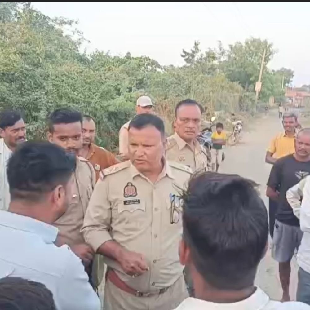 जालौन में ग्रामीणों ने मौरंग खदान का काम रोका:सड़कें खराब होने पर विरोध, कहा- पहले सड़क बनेगी तभी खनन होगा शुरू