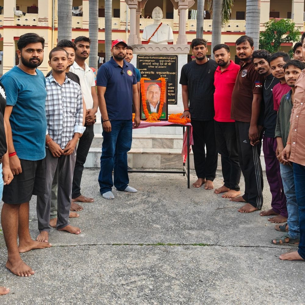 मुलायम सिंह यादव की पुण्यतिथि मनाई:सपा छात्र सभा ने उठाई 'भारत रत्न' की मांग, अर्पित की श्रद्धांजलि