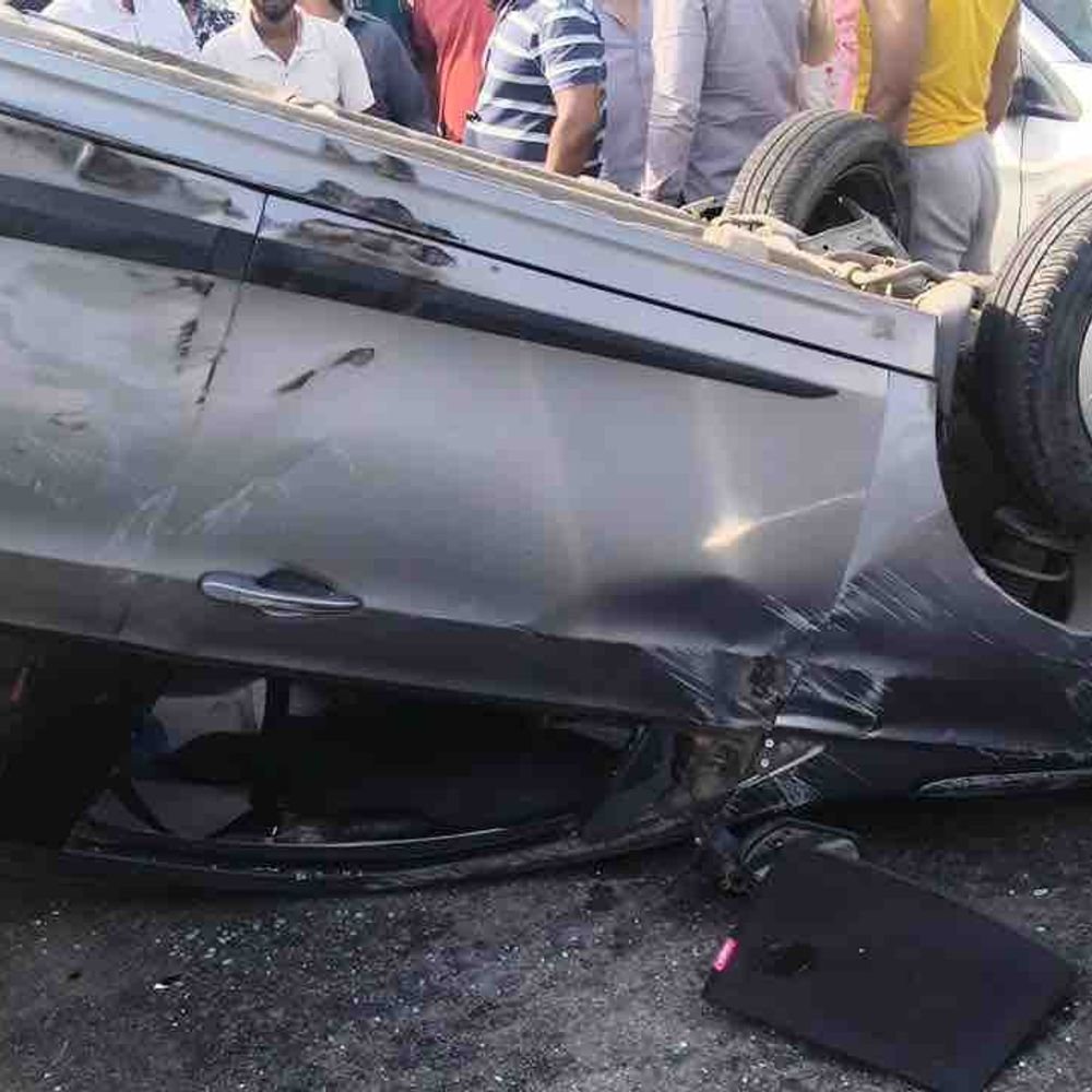 गाजियाबाद में विजय नगर हाईवे पर कार पलटी:एबीएस कॉलेज के पास हुआ हादसा, हाईवे पर लगा जाम
