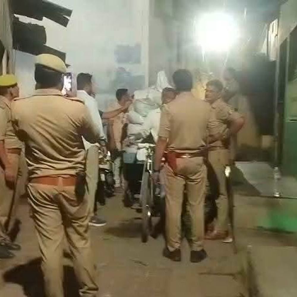 जड़ी-बूटी कारोबार की आड़ में पटाखा सामग्री बेचने का आरोप:पुलिस ने आधी रात मारा छापा,कारोबारी हिरासत में, 25 मजदूरों से निकलवाया गया सामान