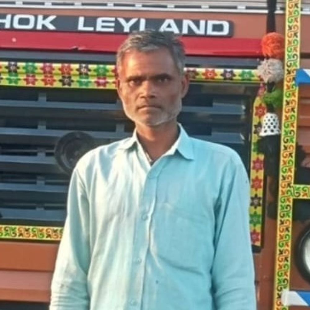 कन्नौज में गड्ढे में जाने से पलटा कंटेनर...चालक की मौत:कन्नौज के छिबरामऊ बाईपास पर हुआ हादसा, पतंजलि का सामान लेकर जा रहा था