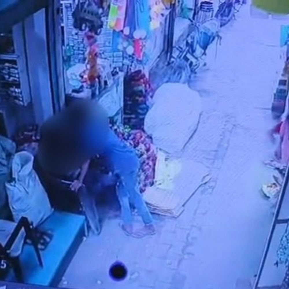 लड़के ने गल्ले से 16,500 रुपए निकाले, VIDEO:10 मिनट तक मार्केट में घूम रहे थे दोनों, पुलिस तलाश कर रही