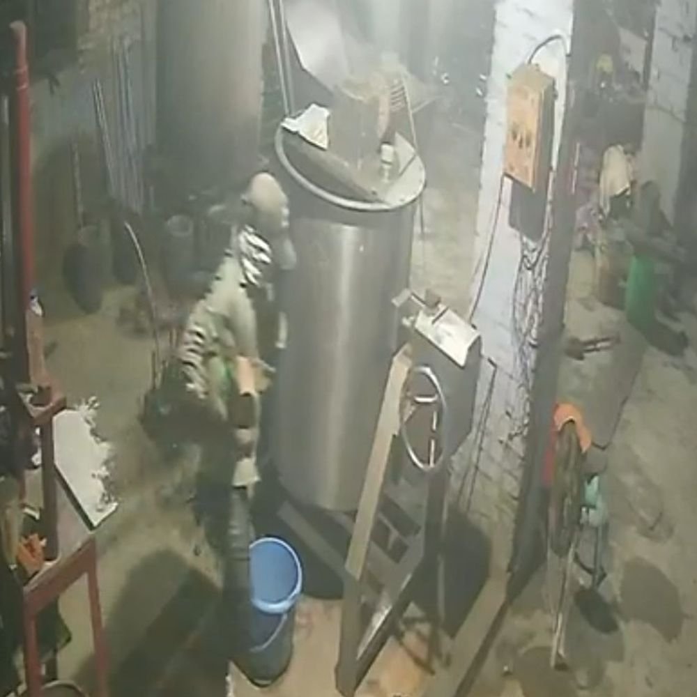 कानपुर में 9 मिनट में 18 किलो चांदी चोरी:रस्सी के सहारे छत पर चढ़ा चोर, 80 CCTV कैमरों की फुटेज खंगाल रही पुलिस
