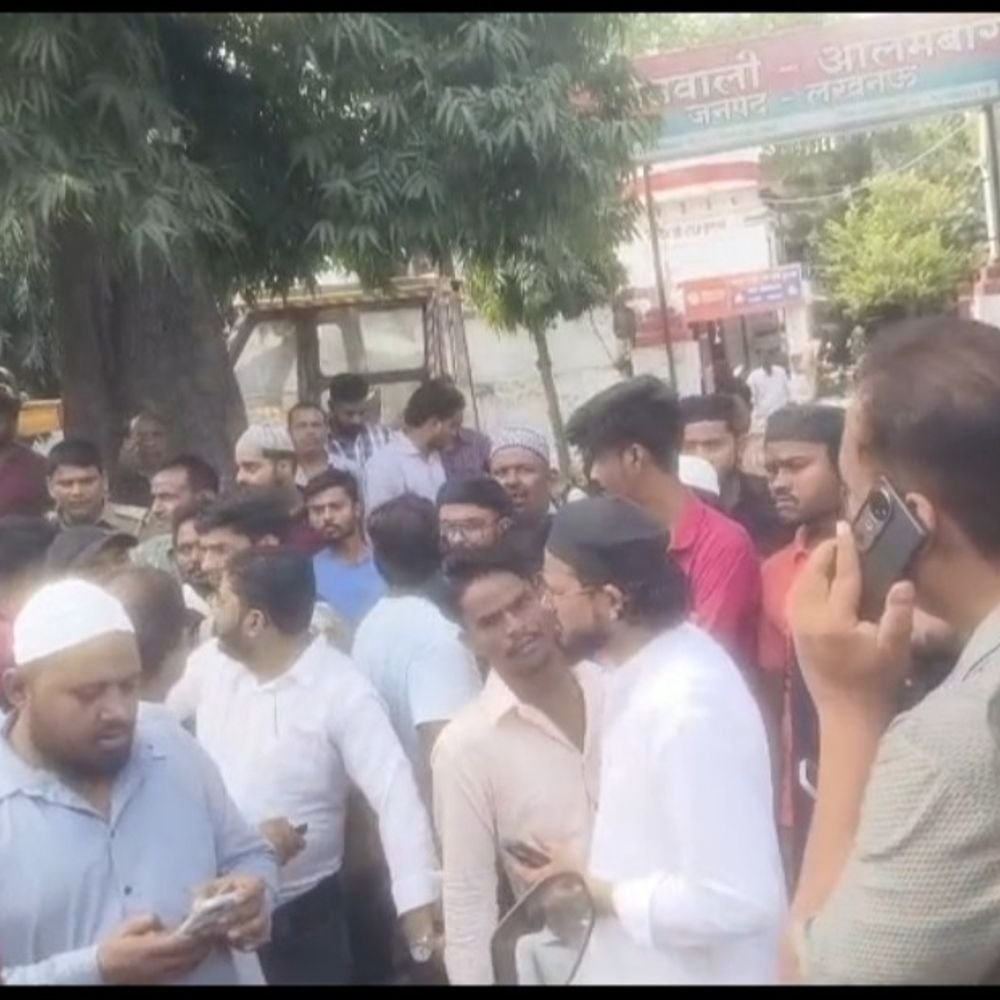 सड़क हादसे में जीजा-साली की मौत, थाने के सामने प्रदर्शन:परिजनों का आरोप- पुलिस ने मुख्य चालक को छोड़ दूसरे को पकड़ा, मवैया तिराहे पर हुआ था हादसा