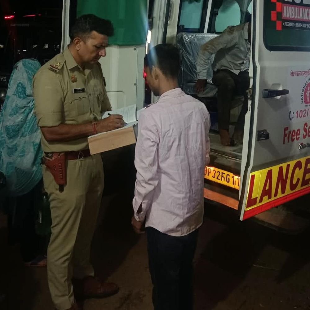 सिंभावली में ई-रिक्शा को अज्ञात वाहन ने टक्कर मारी:5 की हालत गंभीर होने पर मेरठ रेफर, पुलिस कर रही अज्ञात वाहन की तलाश