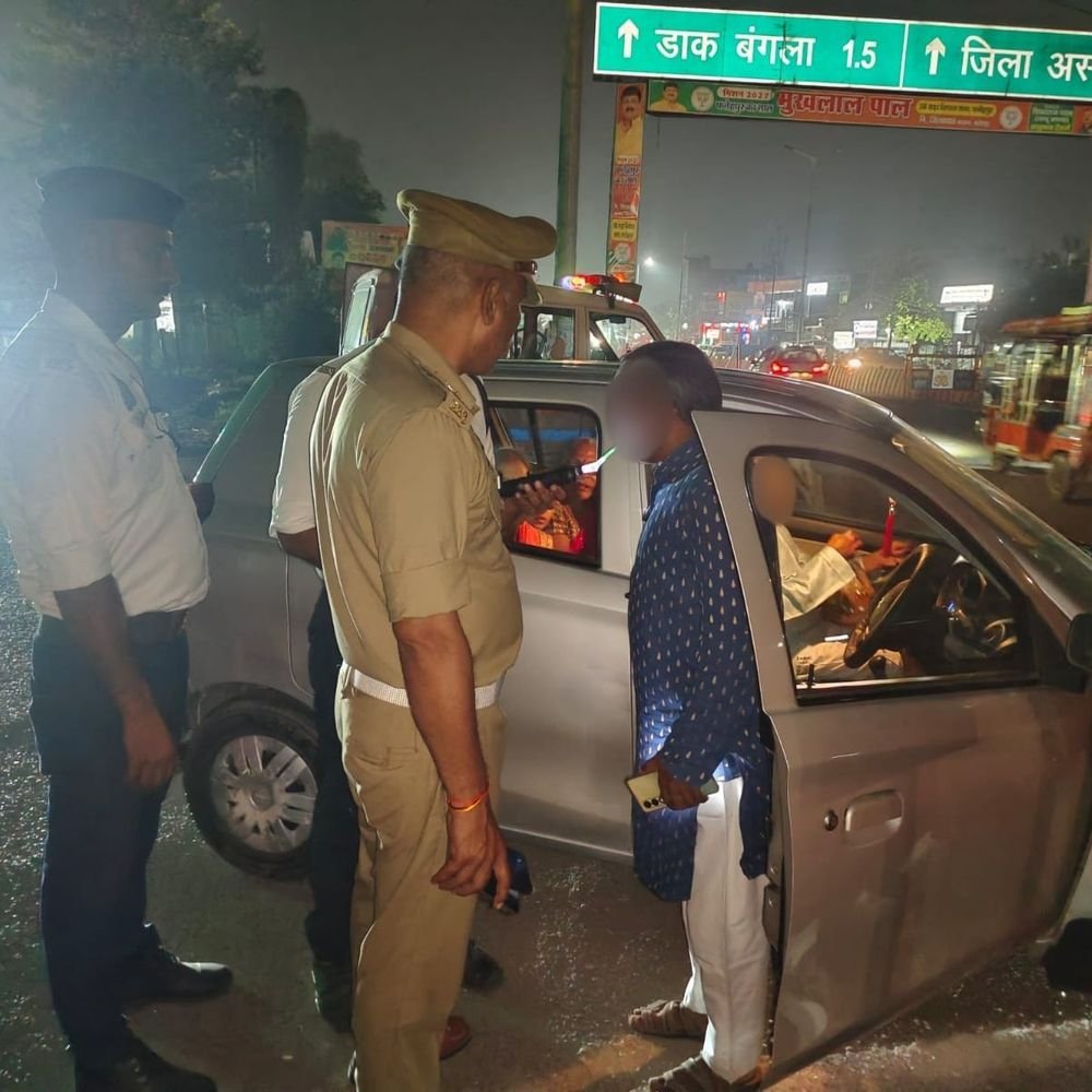 फतेहपुर में तेज रफ्तार चालकों पर पुलिस का एक्शन:12 वाहनों का चालान, 1.20 लाख जुर्माना; बसों की भी जांच हुई