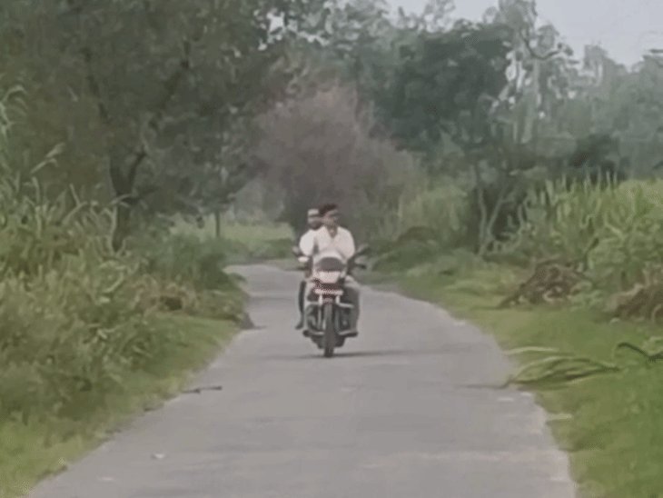 बाइक सवारों के पास से गुजरा तेंदुआ, VIDEO:सड़क पार करता दिखा; ग्रामीण बोले- वन विभाग की टीम पिंजरा लगाए