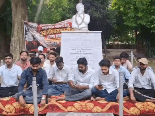 BHU में छात्रसंघ बहाली की मांग पर अनिश्चितकालीन धरना शुरू:छात्रों ने की नारेबाजी,बोले-सिर्फ रील पर नहीं, अब जमीन पर भी दिखेगी युवाओं की भागीदारी