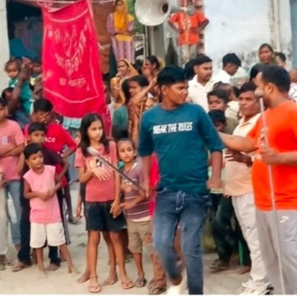 मऊ में भरत मनावन का जुलूस:हाथी घोड़ों संग सजीं झांकियां, नगर भ्रमण कर हनुमान मंदिर पहुंची शोभायात्रा