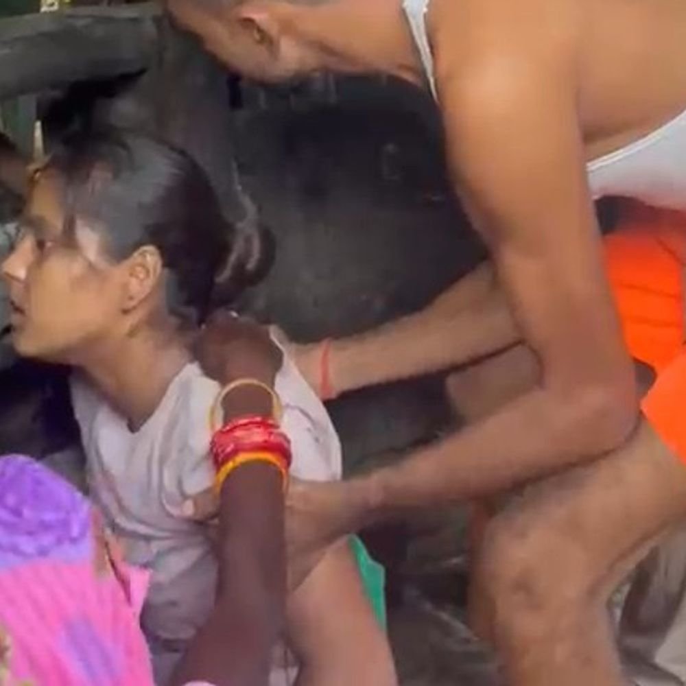 चलते तेल कोल्हू में कड़ा फंसने से हाथ कटा:लखीमपुर-खीरी में मशीन के सामने से निकल रही थी युवती, गंभीर हालत में लखनऊ रेफर