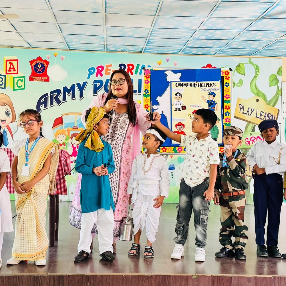 बरेली के आर्मी पब्लिक स्कूल में मनी जयंती:बच्चों ने 'कम्युनिटी हेल्पर्स' बनकर दिया स्वच्छता का संदेश