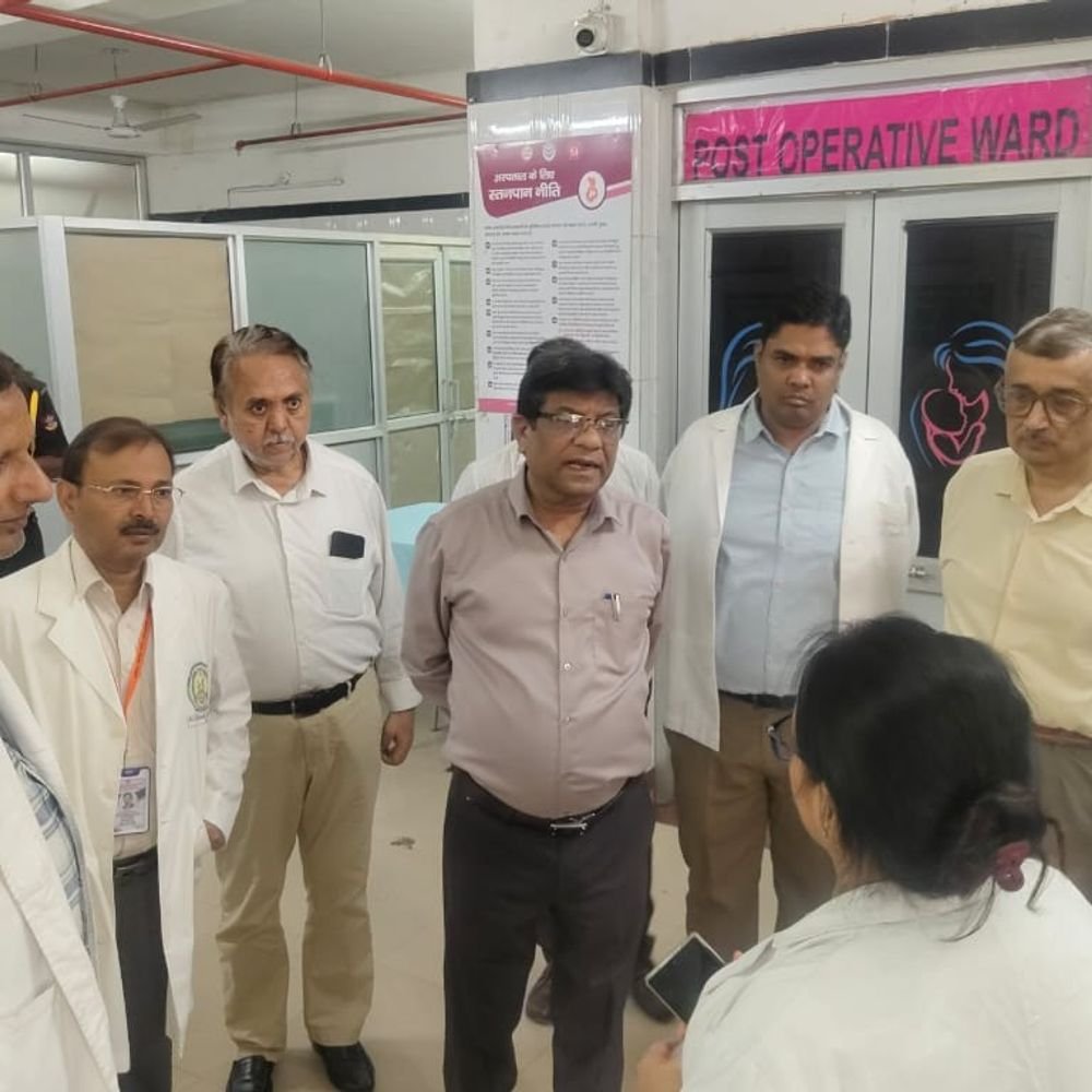 लोकबंधु अस्पताल का DG मेडिकल हेल्थ ने किया औचक निरीक्षण:काउंटर पर भीड़ और खराब व्हीलचेयर मिलने पर लगाई फटकार, मरीजों की सुविधाएं परखीं