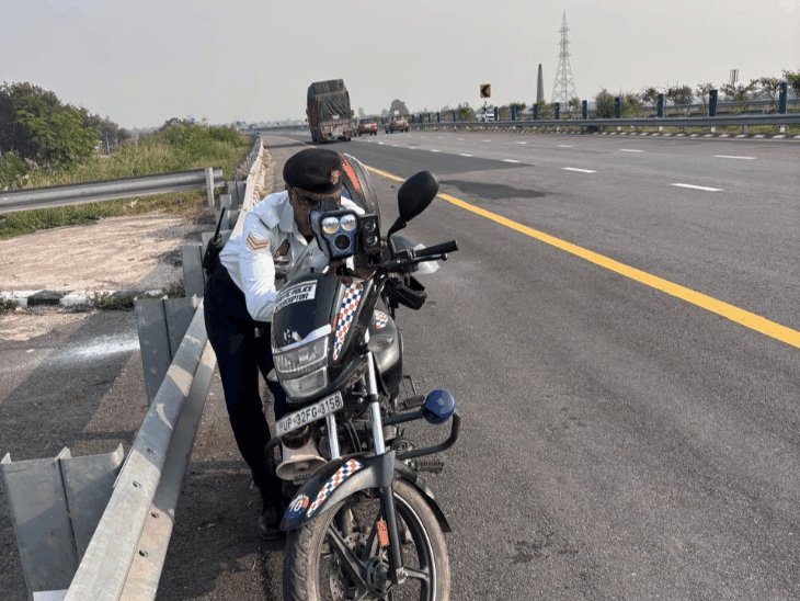ट्रैफिक पुलिस ने एक्सप्रेसवे पर चलाया ‘ऑपरेशन सेफ स्पीड’:दो दिनों में प्रदेश के एक्सप्रेस वे पर हाई स्पीड में गाड़ी चलाने पर 6,777 गाड़ियों का चालान