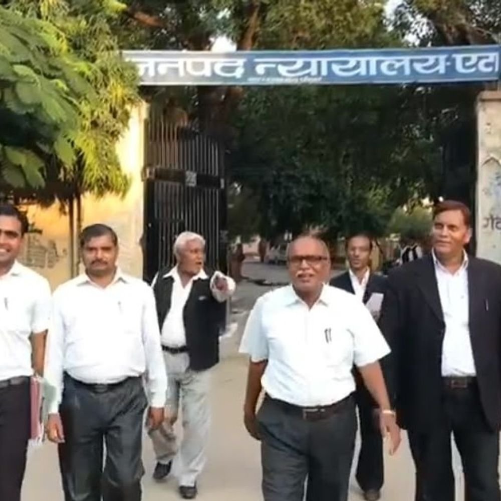 एटा में हत्या के दो दोषियों को उम्रकैद:डकैती कोर्ट ने 43-43 हजार का जुर्माना भी लगाया; होली पर हुई थी फायरिंग