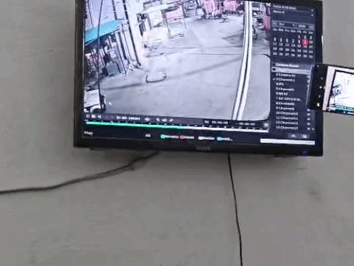 पुलिस की PRV के सामने जिला अस्पताल में बाइक चोरी:मेरठ में CCTV में कैद हुई घटना, पहली मंजिल से बाइक लेकर आया चोर