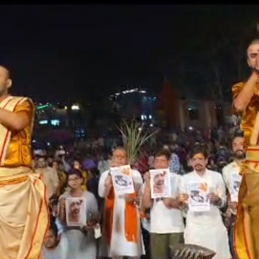 अस्सी घाट पर सामूहिक हनुमान चालीसा:हजारों श्रद्धालुओं ने की कैप्टन स्मित के शीघ्र स्वस्थ होने की कामना
