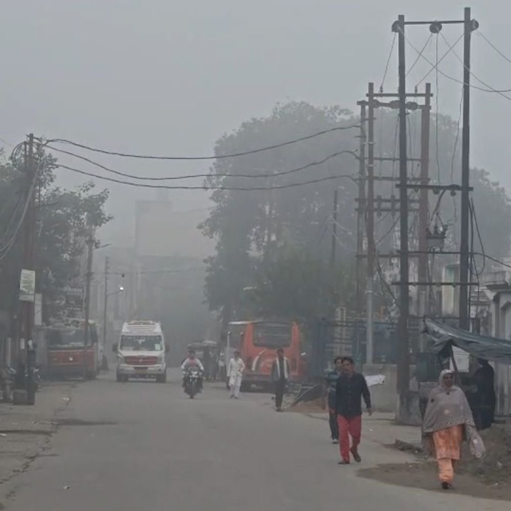 संभल में बारिश के बाद कोहरा छाया, विजिबिलिटी 150 मीटर:पारा गिरकर 27 डिग्री तक पहुंचा, अस्पतालों में मरीज बढ़े