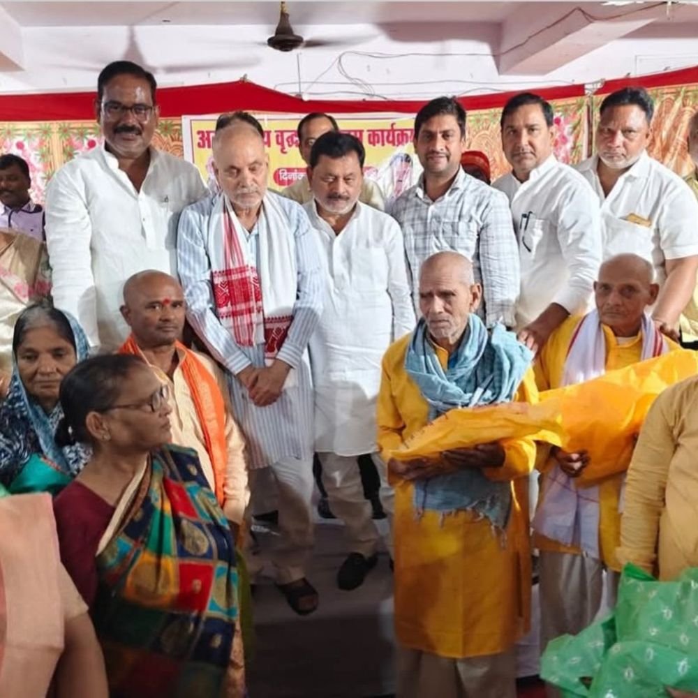 कुशीनगर वृद्धाश्रम में सम्मान समारोह:जनप्रतिनिधियों ने बुजुर्गों से लिया आशीर्वाद, स्वास्थ्य और जरूरतों पर हुई चर्चा