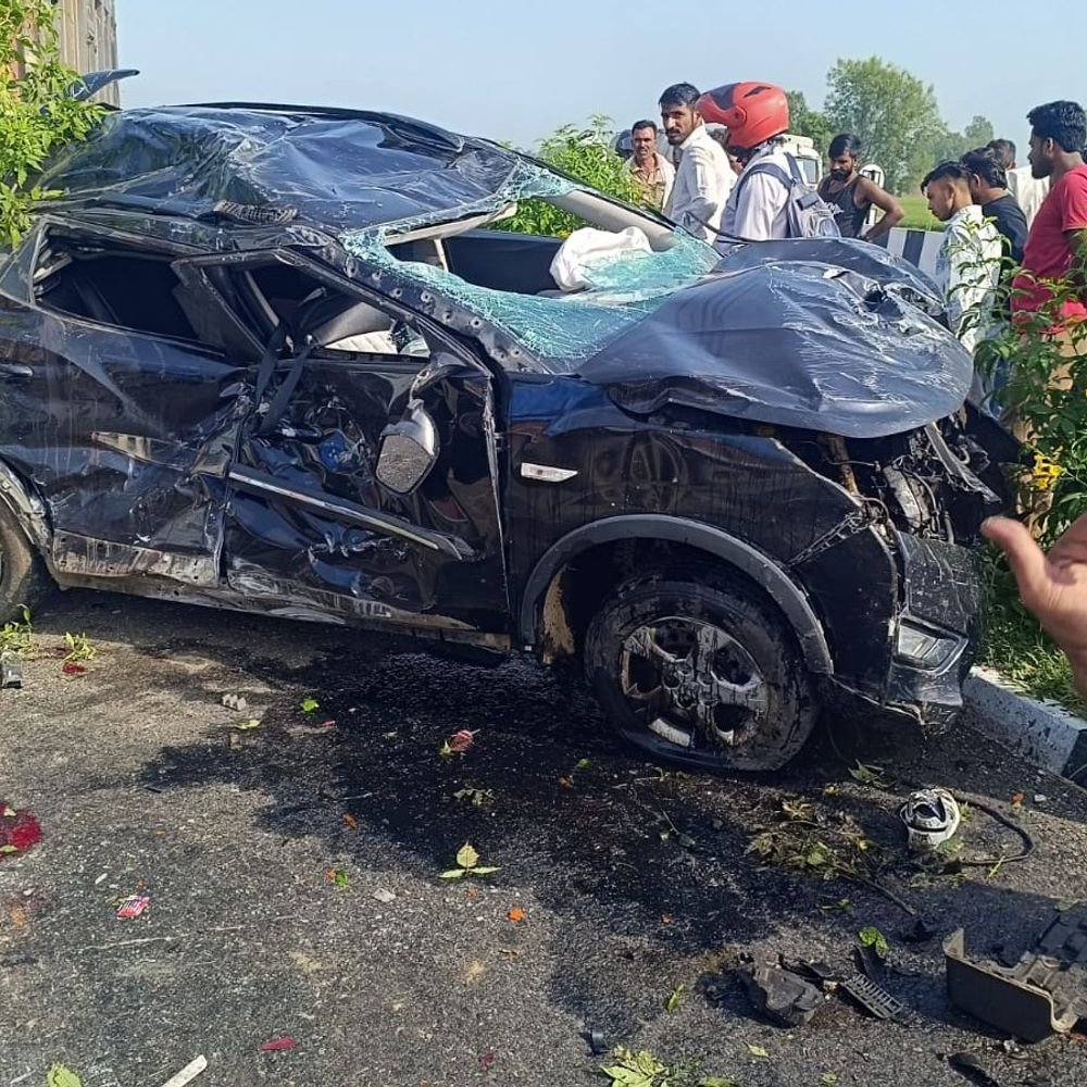 लखनऊ में हादसा, दरोगा के मां-ताऊ की मौत:बुलंदशहर से आ रहे थे, दरोगा और कार ड्राइवर घायल