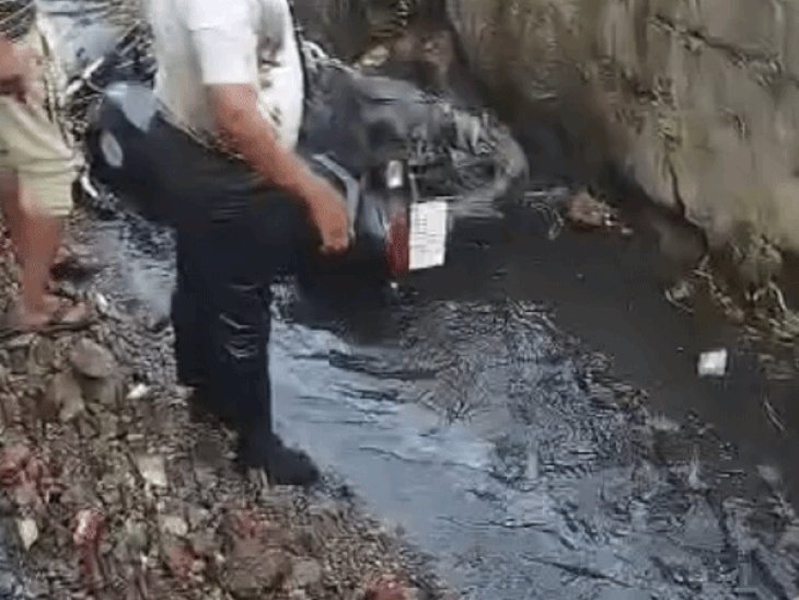 झांसी में बाइक सवार नाबालिग नाले में गिरा:बचाव में जुटे स्थानीय लोग, स्कूल यूनिफॉर्म पहने है स्टूडेंट