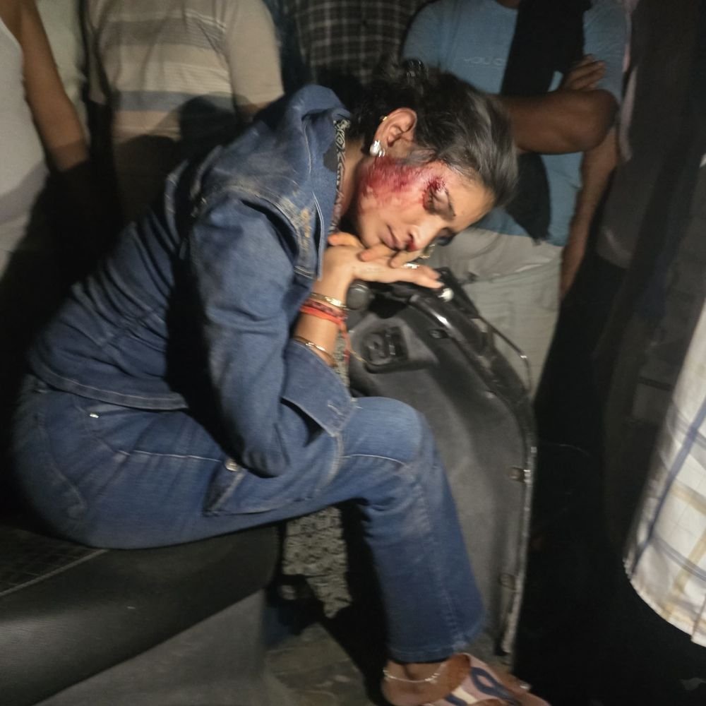 झांसी में प्रेमिका को जबरन ले जाने की कोशिश:सड़क पर घसीटकर पीटा, किया घायल; बचाने आए फौजी से भी मारपीट