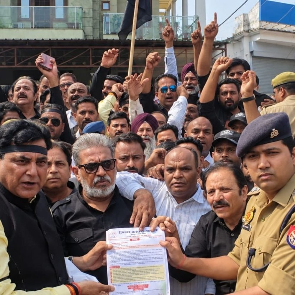 रामपुर में कांग्रेसियों को कलेक्ट्रेट जाने से पुलिस ने रोका:2 घंटे नारेबाजी, राष्ट्रपति के नाम ज्ञापन सौंपा; ज्ञानेश कुमार की बर्खास्तगी की मांग