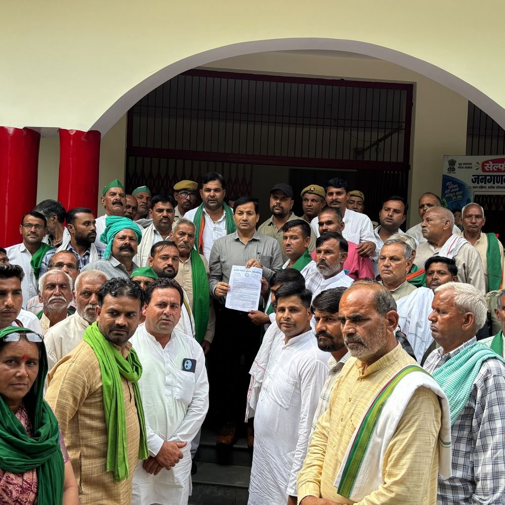 मथुरा में गन्ने का दाम 500 रुपए करने की मांग:डीएम कार्यालय पर किसानों का धरना-प्रदर्शन, मुख्यमंत्री को सौंपा ज्ञापन