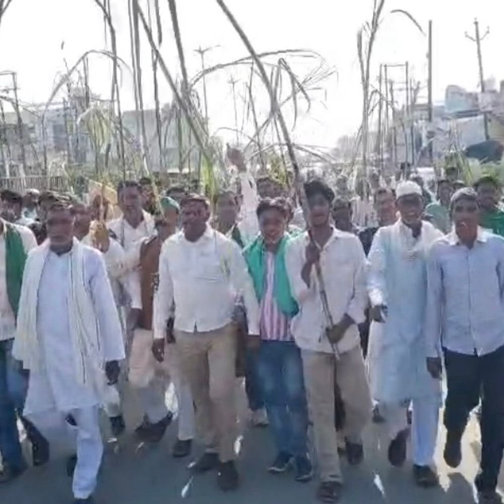 गन्ना मूल्य बढ़ाने को किसानों का एक किमी पैदल मार्च:₹600 प्रति क्विंटल की मांग, कहा- फसल नुकसान का मुआवजा दे सरकार