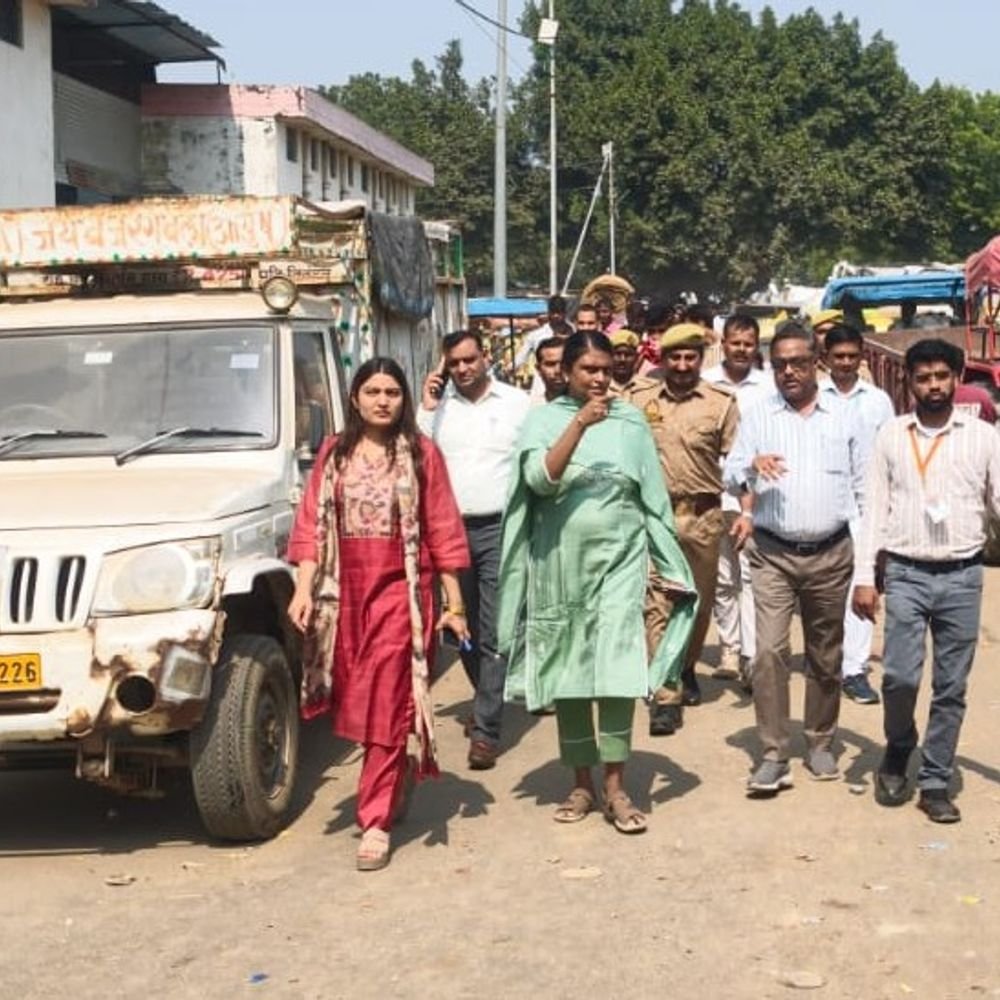 एटा में अवैध मिट्टी खनन का ट्रैक्टर-लोडर जब्त:मालिक पर 2 लाख का जुर्माना, प्रशासन की सख्ती से माफियाओं में हड़कंप