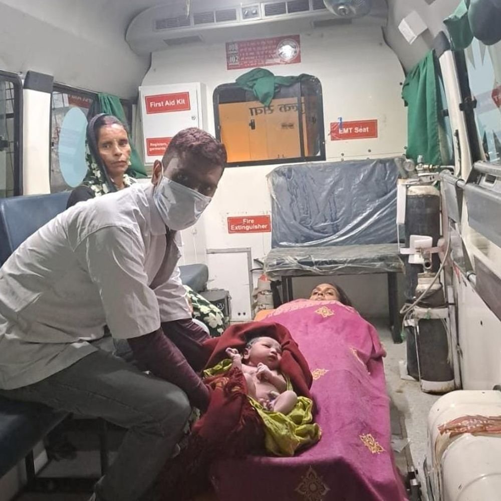 महिला ने एंबुलेंस में दिया बच्चे को जन्म:ईएमटी की तत्परता से एंबुलेंस में सुरक्षित जन्मा बच्चा, स्वास्थ्य विभाग की सराहना