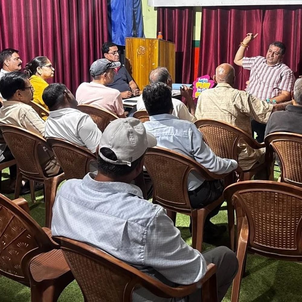 साहिबाबाद में जनसमस्याओं पर बैठक:15 दिन में पेयजल आपूर्ति का आश्वासन, जलभराव से राहत दिलाएंगे पंपिंग सेट