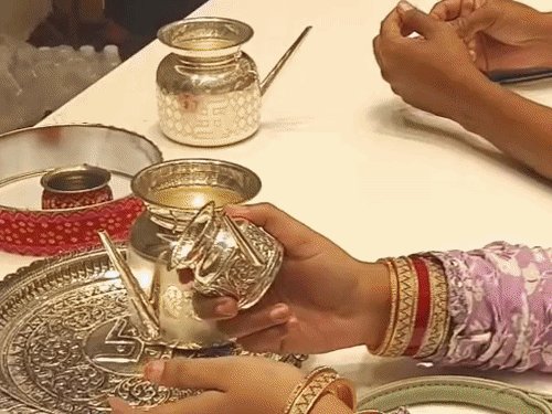 गोरखपुर में चांदी की करवा से व्रत खोलेंगी महिलाएं:राजस्थानी फीगर मेहंदी लगवाई, करवाचौथ पर बाजार में रौनक