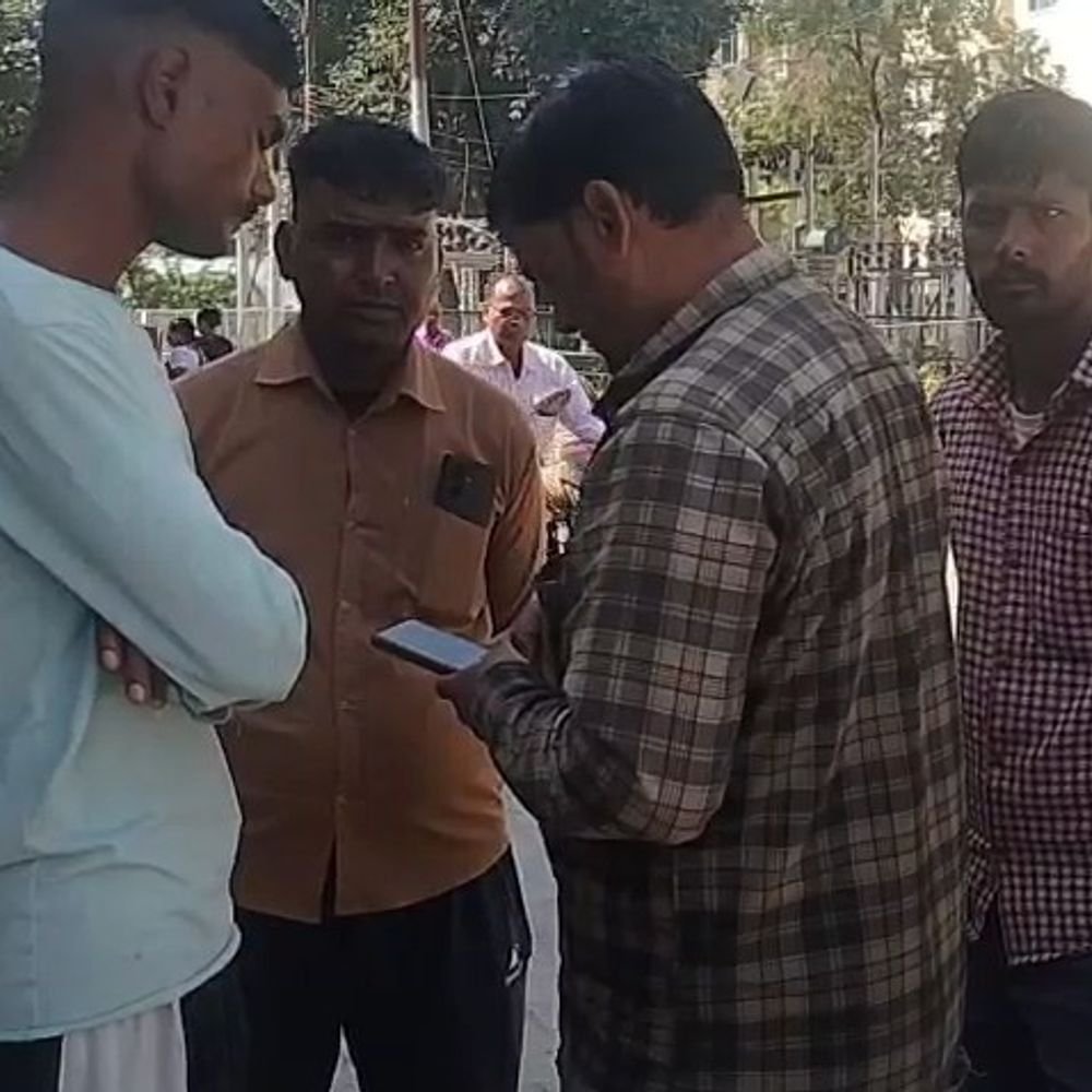 अज्ञात वाहन की टक्कर से गुब्बारा विक्रेता की मौत:पीलीभीत में इलाज के दौरान जिला अस्पताल में तोड़ा दम