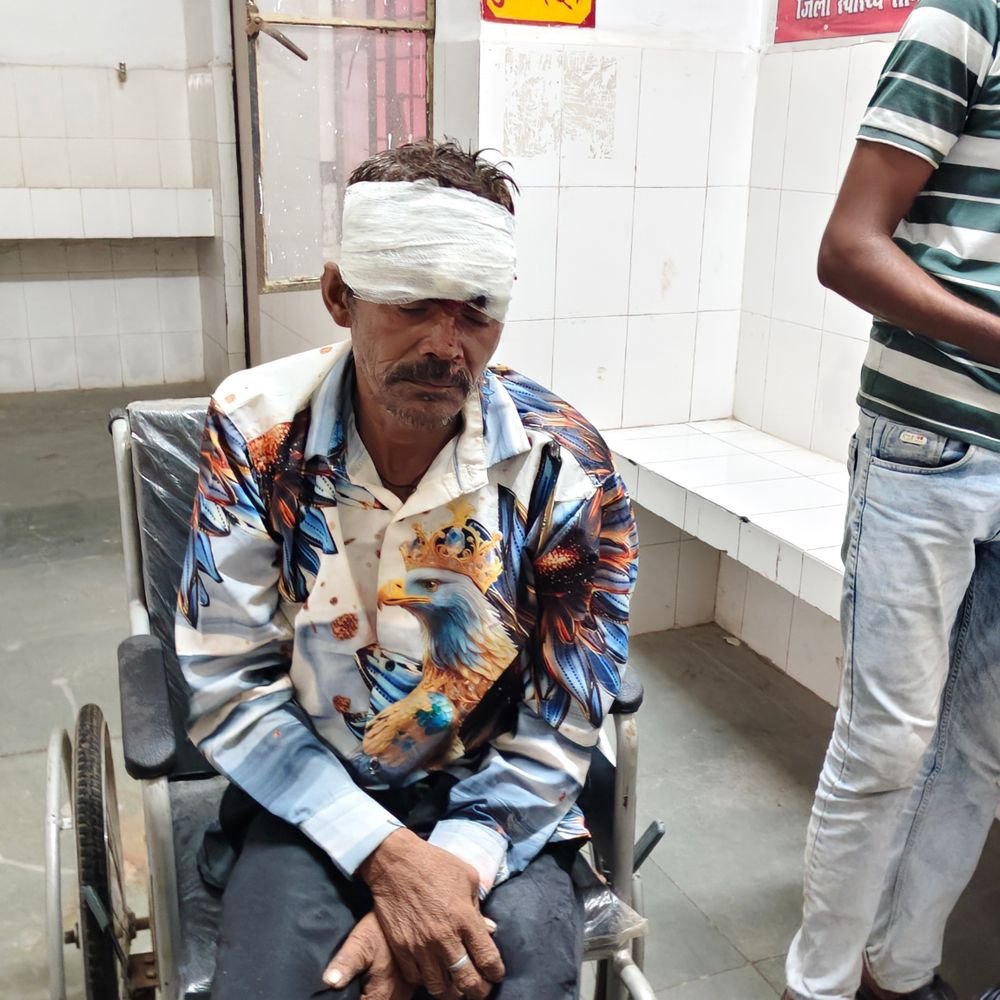 तेज रफ्तार बाइक हाईवे किनारे खड़ी डीसीएम से टकराई:बाइक चालक की मौत, साथी गंभीर; पुरवामीर में हादसा, दोनों फतेहपुर के रहने वाले