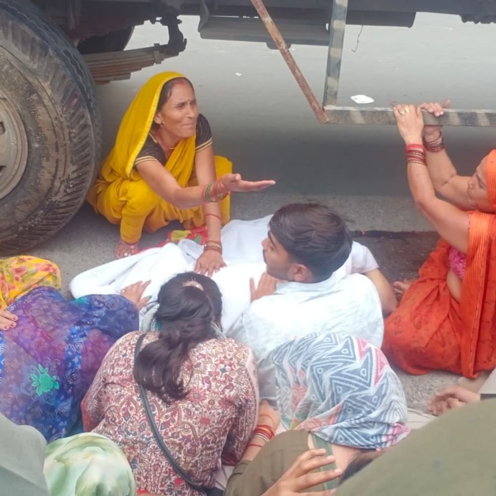कानपुर में कंटेनर ने मां-बेटी को कुचला, मौत:पति गंभीर रूप से घायल, परिजनों ने किया हंगामा