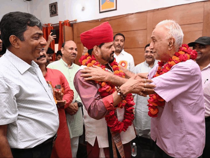 पूर्व सांसद बृजभूषण ने ताजा कीं छात्र जीवन की यादें:गुरु चरणों में बैठकर लिया आशीर्वाद,स्टूडेंटस में भाषा और सामाजिक परिस्थितियों परजताई चिंता