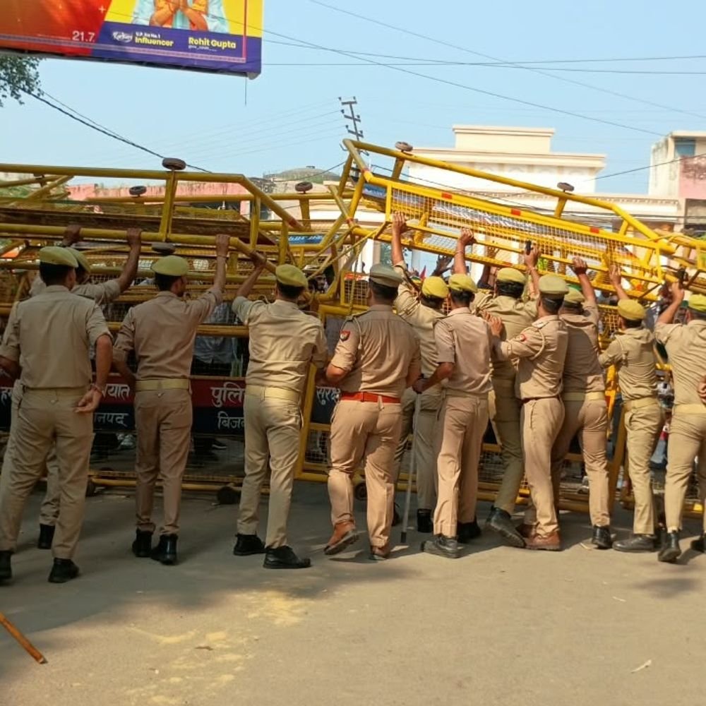 बिजनौर में किसान बैरिकेड तोड़ गन्ना समिति में घुसे:पुलिस और किसानों के बीच हुई धक्का-मुक्की, गन्ना भुगतान और गुलदार समस्या पर किया प्रदर्शन