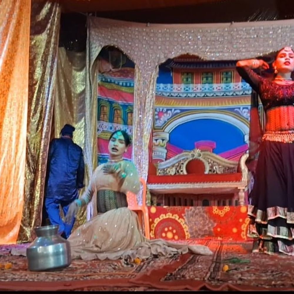 बरेली में रामलीला के मंच पर बार बालाओं का डांस:वीडियो वायरल होने के बाद आयोजकों पर उठे सवाल