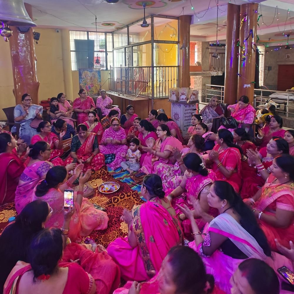 लखनऊ के शिवभोला मंदिर में नवरात्रि पर भक्ति का संगम:महिला मंडली ने भजन-कीर्तन और नृत्य से मंदिर को भक्तिमय किया, 15 साल से जारी है परंपरा