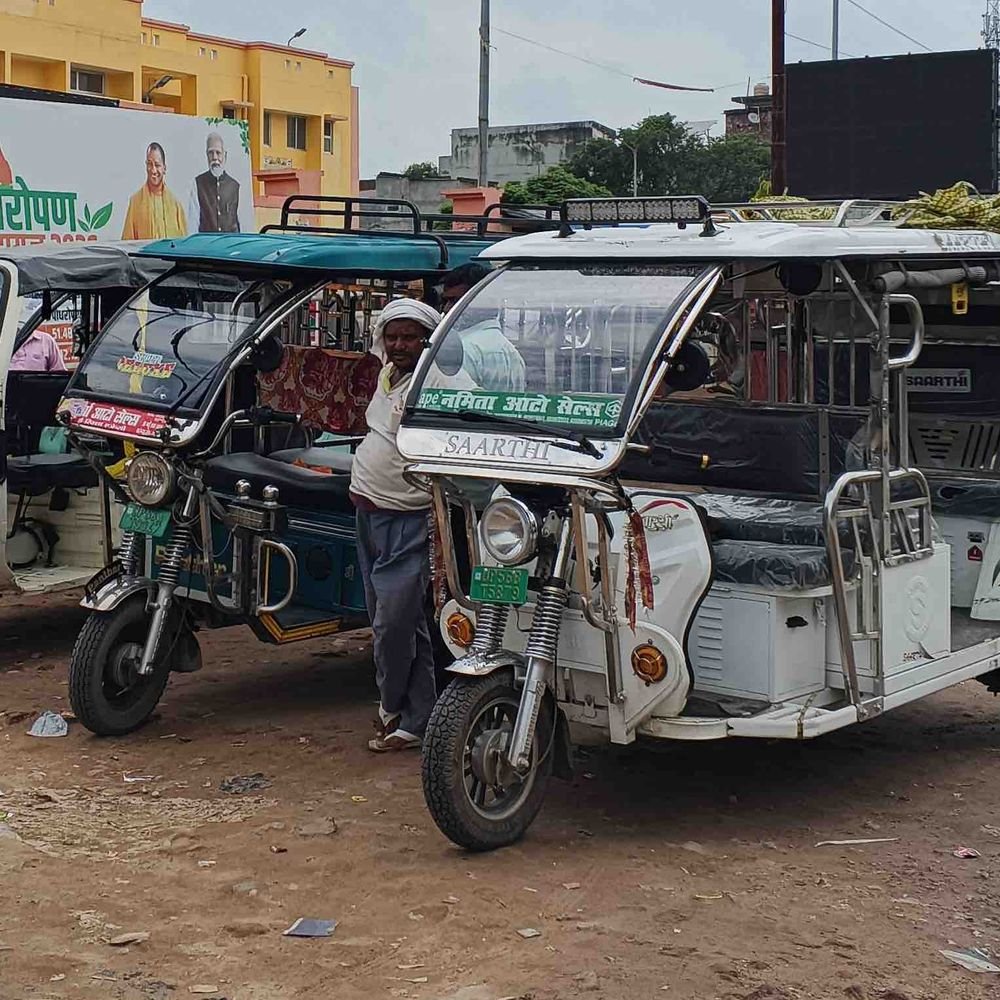 गोरखपुर में ऑटो-ई-रिक्शा पर लिखे जा रहे यूनिक कोड:सामान छूटने पर वाहन तक आसानी से पहुंचेगी पुलिस, चालकों का सत्यापन हो रहा