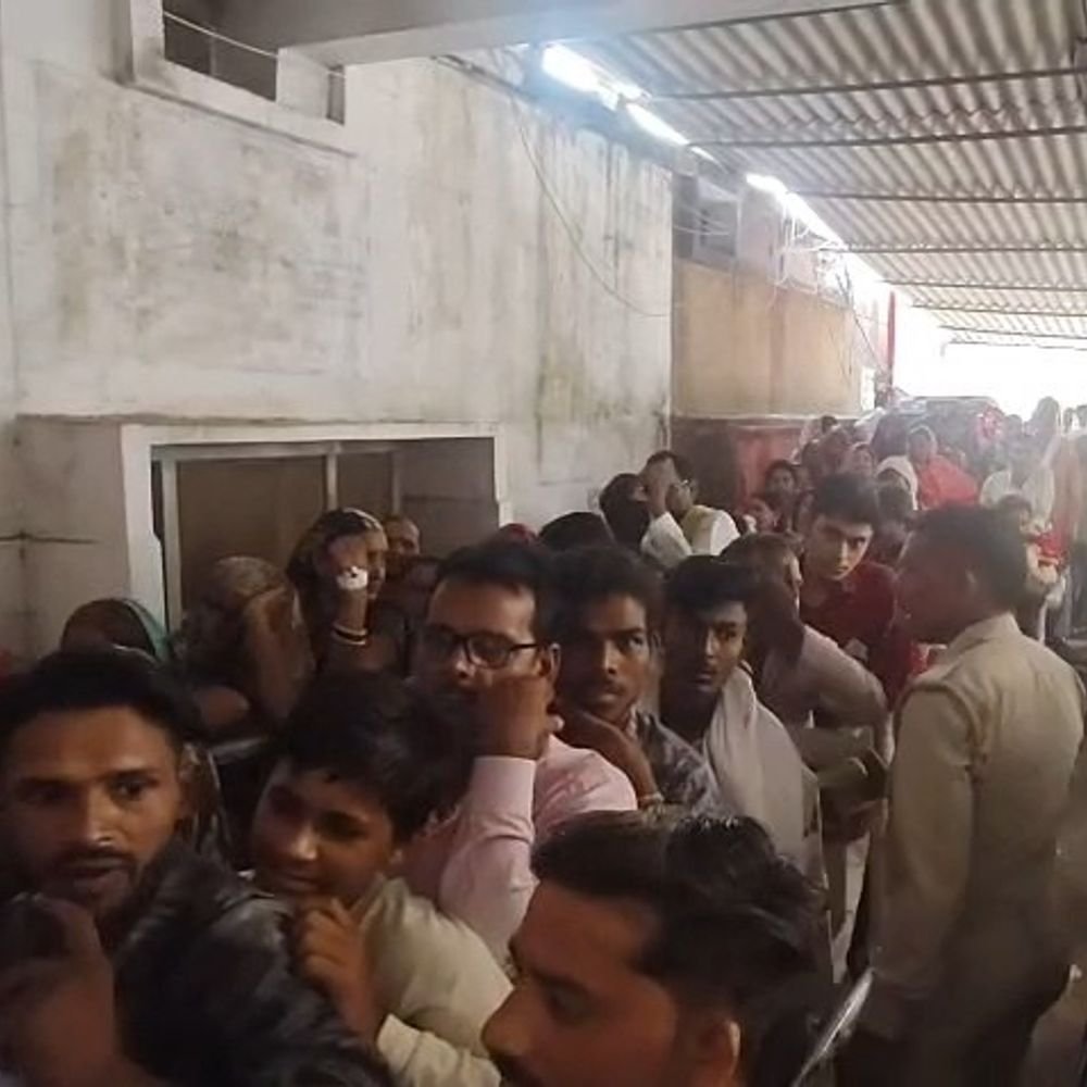 महोबा जिला अस्पताल में मरीजों की भीड़:जांच में 3 डेंगू और 2 टाइफाइड मरीज मिले, 615 मरीजों ने कराया रजिस्ट्रेशन